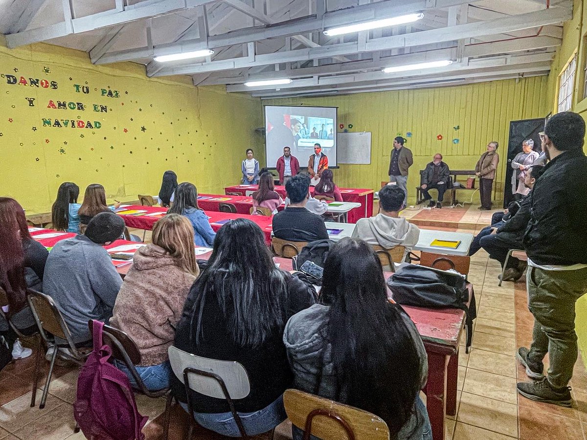 ucscconcepcion's tweet photo. Esta mañana se realizó el lanzamiento de un preuniversitario para jóvenes de la Población Libertad de Talcahuano, iniciativa gestionada por medio de @pastoralucsc y @formacioncontinua_ucsc, con recursos de la empresa pesquera @pacific_blu y apoyo de la parroquia Cristo Salvador ✍🏻.

La actividad es posible gracias a la valiosa colaboración de tres voluntarios y estudiantes de nuestra Universidad. 

📖 El Preuniversitario está diseñado para estudiantes de tercero y cuarto medio, con el objetivo de brindarles oportunidades de desarrollo personal y profesional, orientación vocacional y actividades de motivación.

#UCSCConcepción #Pastoral #Educación