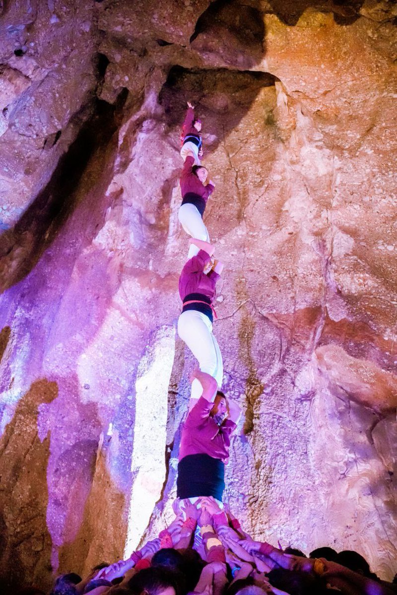 Celebrem els 30 anys dels Castellers d'Esparreguera amb una actuació històrica a les Coves de Montserrat! 🎉 Per primera vegada, hem aixecat castells a l'interior d'aquesta emblemàtica muntanya, creant un moment únic i inoblidable.