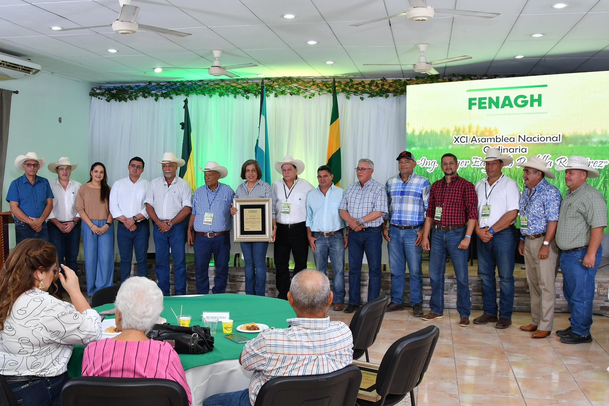 Esta mañana la
presidente de COHEP, la
ingeniera Anabel Gallardo recibió un homenaje por su trayectoria empresarial y empresaria del sector agrícola de Honduras 🇭🇳 por parte de la <a href="/FENAGH_HONDURAS/">FENAGH</a> 

“Enfrentemos juntos los desafíos que nos presenta el camino hacia una mejor