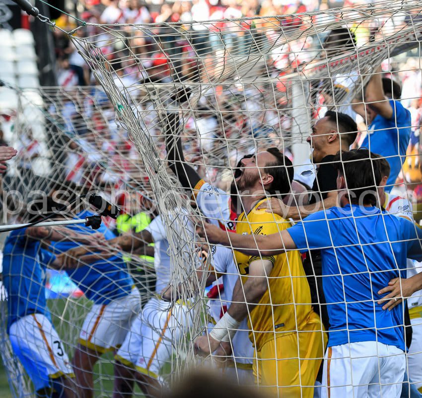 GoldeMichu's tweet photo. Jugadores a ostias entre ellos, enredados en la red, colgados del larguero, lesionados, titulares, suplentes, esto es una familia.

Mi puto equipo. https://t.co/mxfwn3i8BJ
