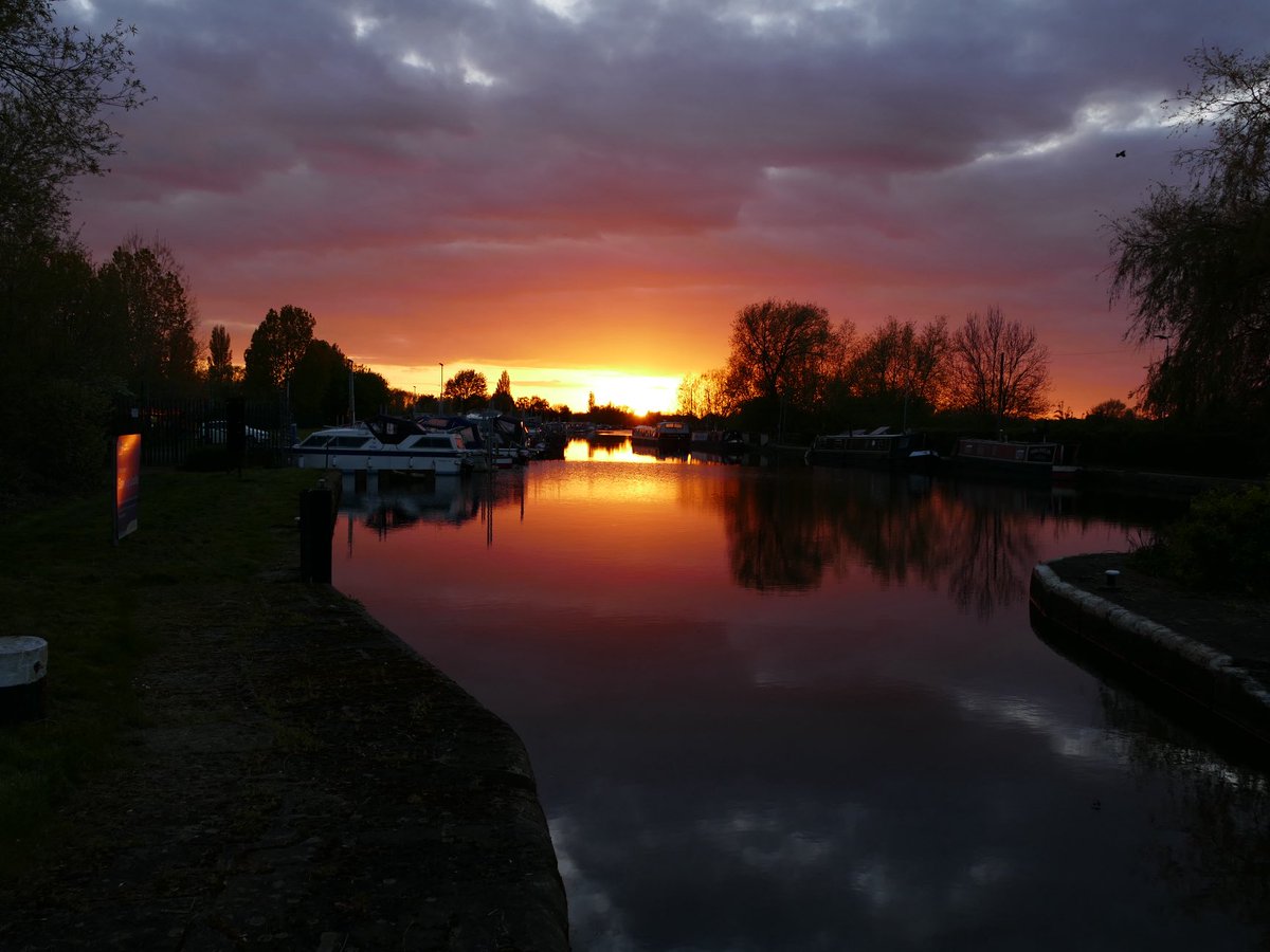 #Sawley locks Spring sunset….red sky at night shepherds delight! Just turned round to see a XC crossing the bridge🤔