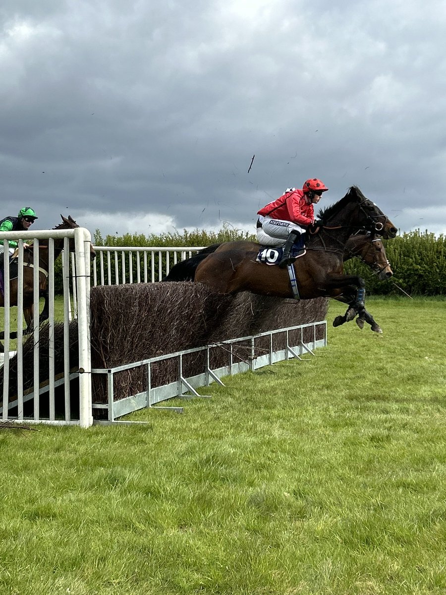 @lucindavrussell so lovely to see one of your old charges point to pointing at garthorpe today method of madness