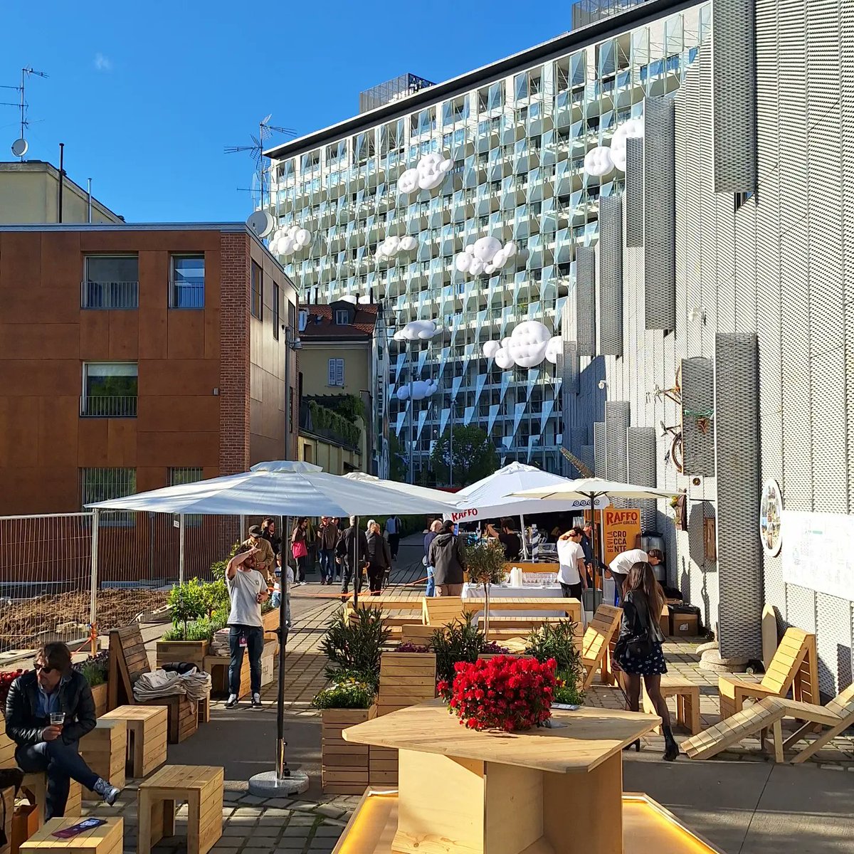 Sono 13 le nuvole che si stagliano sull’edificio Unipol in occasione della Milano Design Week. L'installazione 'Il respiro dell'aria' di Studio Azzurro fa riflettere sulla tutela della qualità dell'aria nella progettazione urbana
#internicrossvision #mdw
instagram.com/p/C5_t0afMfU_/…