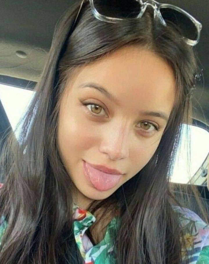 unpajeritomass's tweet photo. Mi fantasia mas pajera es ir a la casa de un chabon con una BUENA pija y que el chabon empiece a poner fotos de famosas en la pc o tv y yo chuparle la pija como lo haria cada famosa en la vida real. Simular la forma de chupar de cada puta famosa que me muestre https://t.co/xJmSGcwG1s