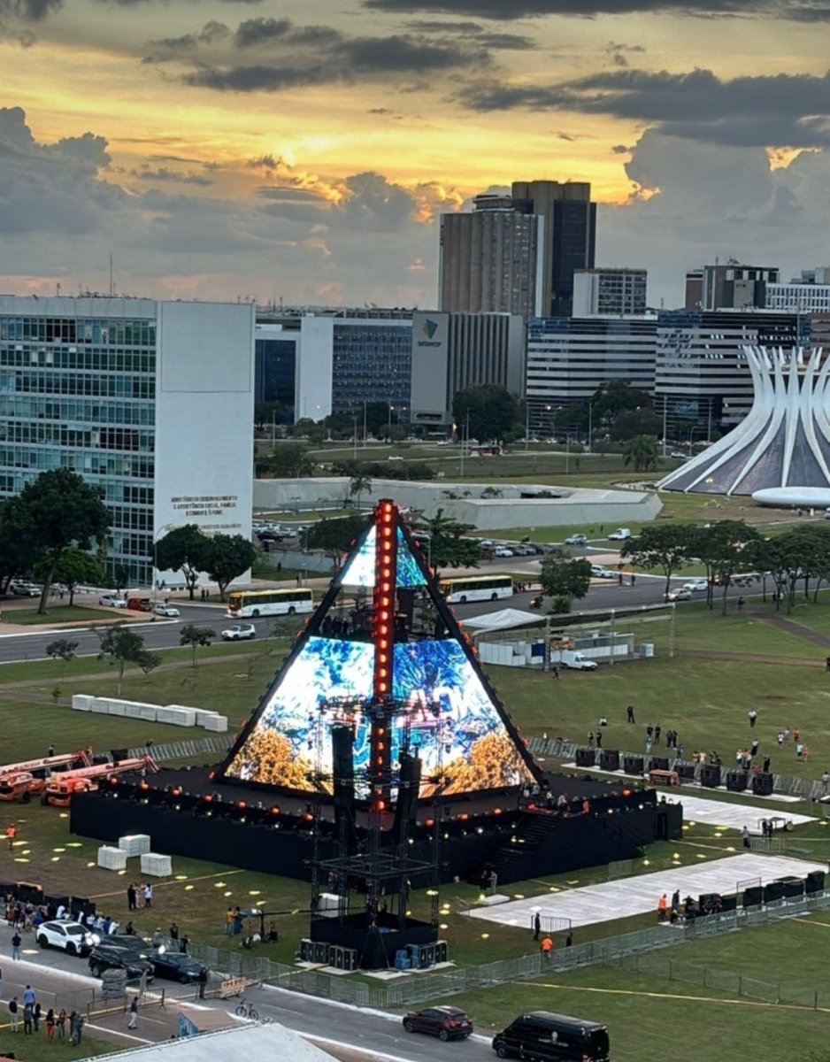 Alok em Brasília ....esse negócio de pirâmide, sei não. Quero não, muito obrigada...😂😅🤣 chato q dói...