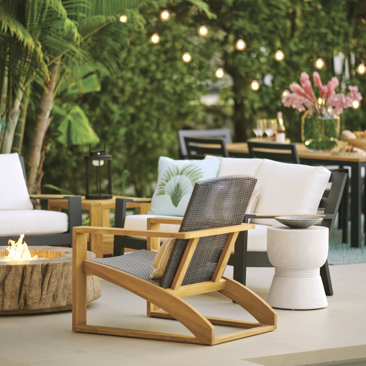 Adding striking silhouettes to any outdoor living space quickly takes it from ordinary to extraordinary. 
.
.
.
#outdoorfurniture #outdoordesign #outdoorliving #patiodesign #patiofurniture #backyardinspo