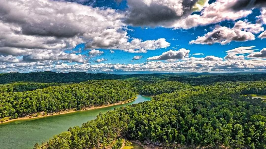 Exploring Broken Bow and Hochatown 🏞 is like a treasure hunt for hidden gems 💎! Who knows what surprises we'll find!
.
. 
#brokenbow #brokenbowok #brokenbowoklahoma #hochatown #beaversbend #brokenbowcabins #travelok #travel #vacation #oklahoma
📷cruh_gibba