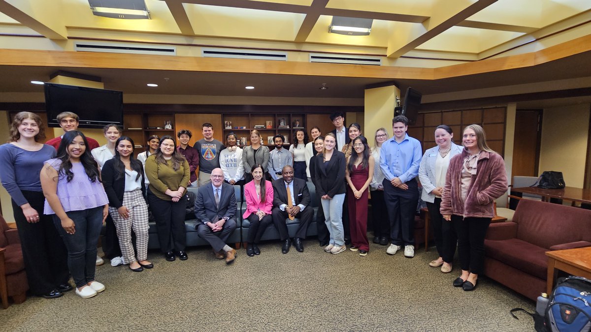 It was wonderful to meet with pre-law students and law students at the @UIllinoisLaw with my dear friends and alumni, John Thies and @JuanRThomas. It was so inspiring to hear the students' dreams and aspirations to attend law school #lawstudents #inspiration #prelaw #indigenous