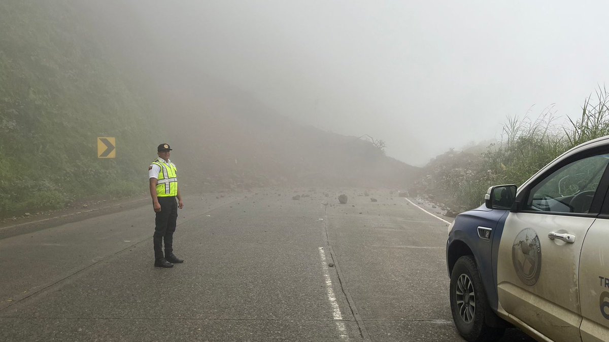 #Azuay | Cerrada la vía Cuenca-Molleturo-El Empalme, km 89, por deslizamiento de material. Coordinamos el envío de maquinaria para la limpieza. Ruta alterna: Zhud-Cochancay-El Triunfo.