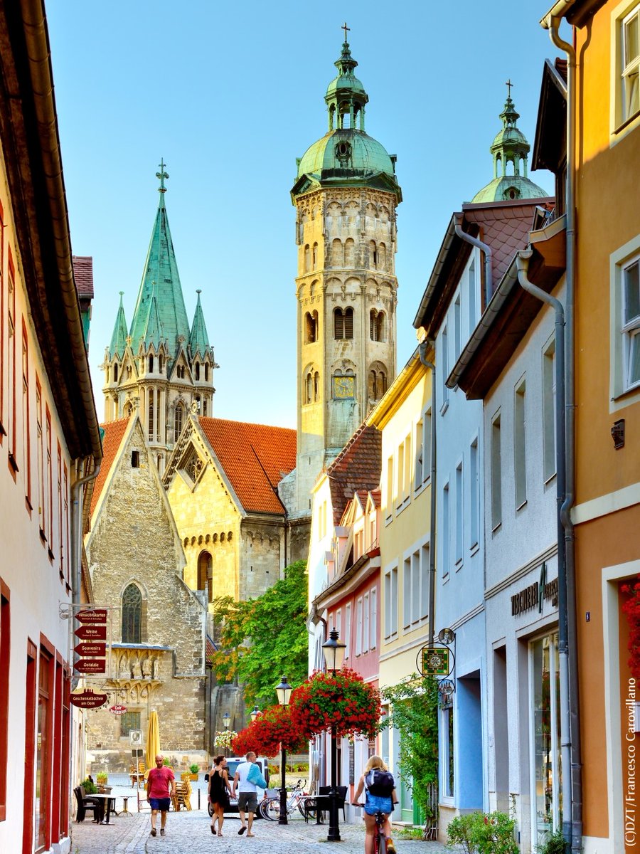 ドイツ中部で最も美しい街の一つに数えられるナウムブルク。
ユニークな四本の塔を持つ大聖堂が、街の玄関口から既に存在感を見せてくれます。
4月から塔の内部ツアーが再開されましたので、上からの絶景を眺める魅力が貴方を待っていますよ！
訪問時は歩きやすい靴で。
#52UNESCOWorldHeritageSites