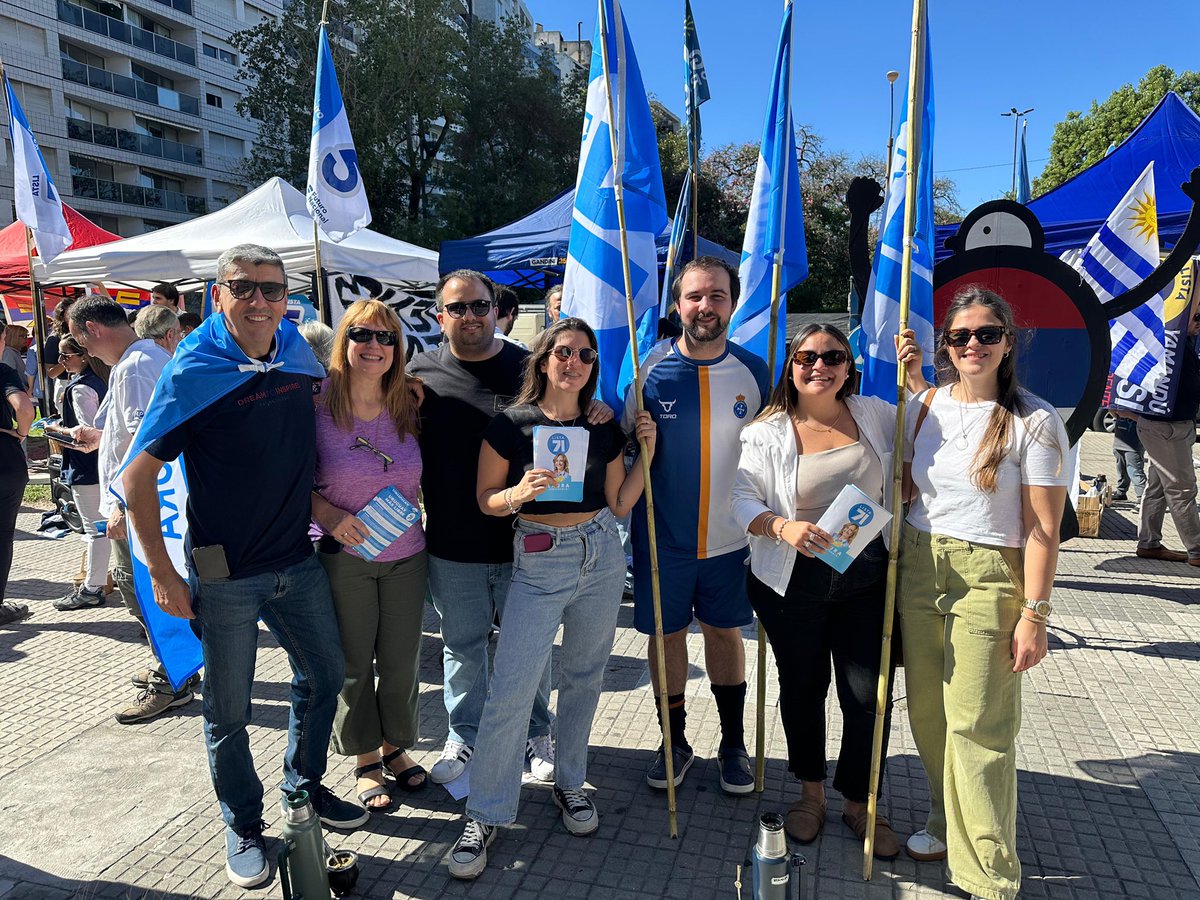71Pocitos's tweet photo. Arrancamos el finde largo con una nueva mañana de militancia en la feria Villa Biarritz junto a los gurises de @HacemosJuntos71  🤙🏽

#HagamosHistoria https://t.co/4D0DVyAbqB