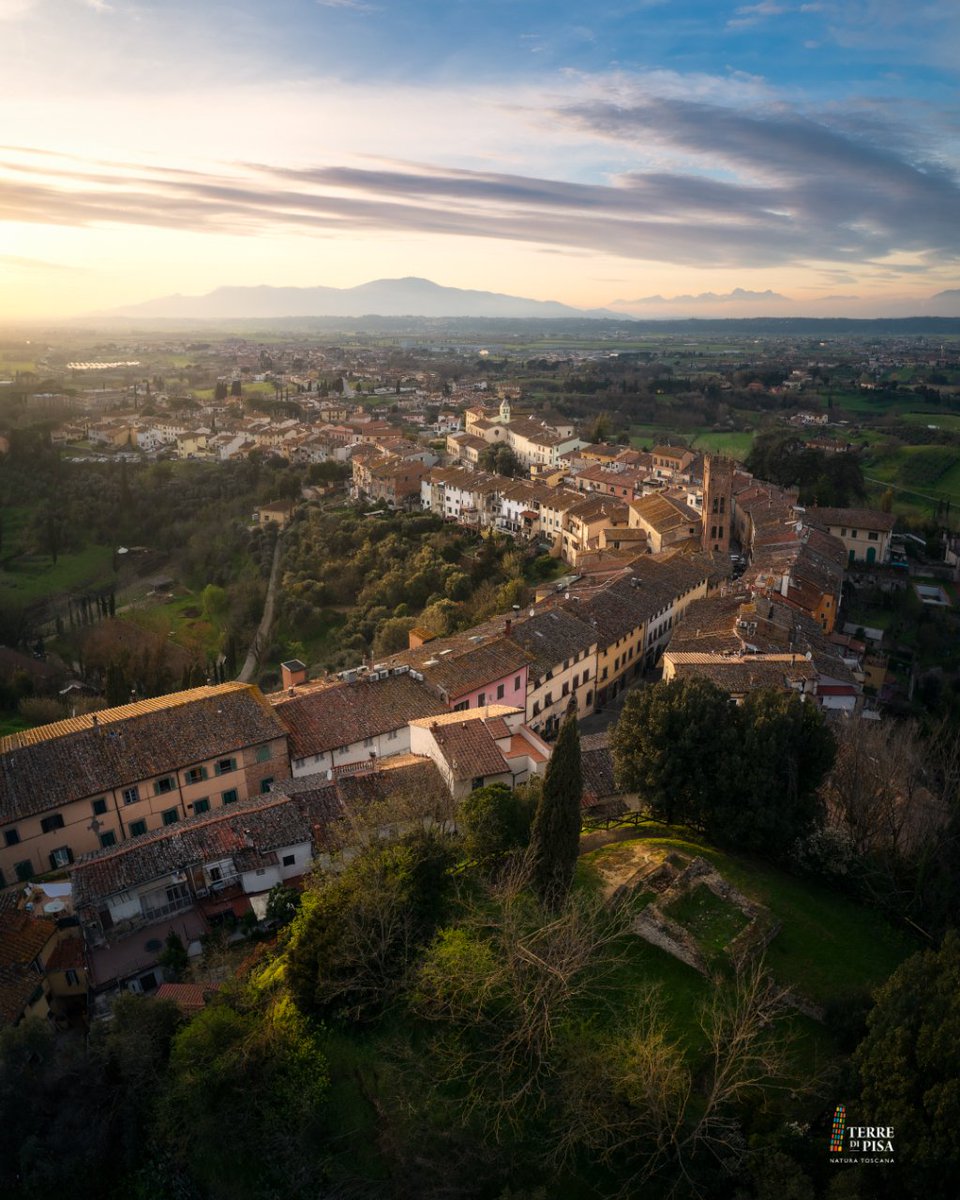 Montopoli in Val d'Arno is a village in the @TerrediPisa, an historical medieval castle, disputed, in the past, between Pisa and Florence. Don't miss the Arch of Castruccio Castracani, the Tower of San Matteo and the Civic Museum. Learn more: bit.ly/Montopoli-eng 📸 @gugiamba