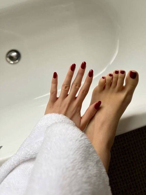 علمونا عن افضل شي جربتوه لعناية الرجلين واليدين وكيف يصيرون بدون تصبغات وناعمه كانه قطن يلاا :