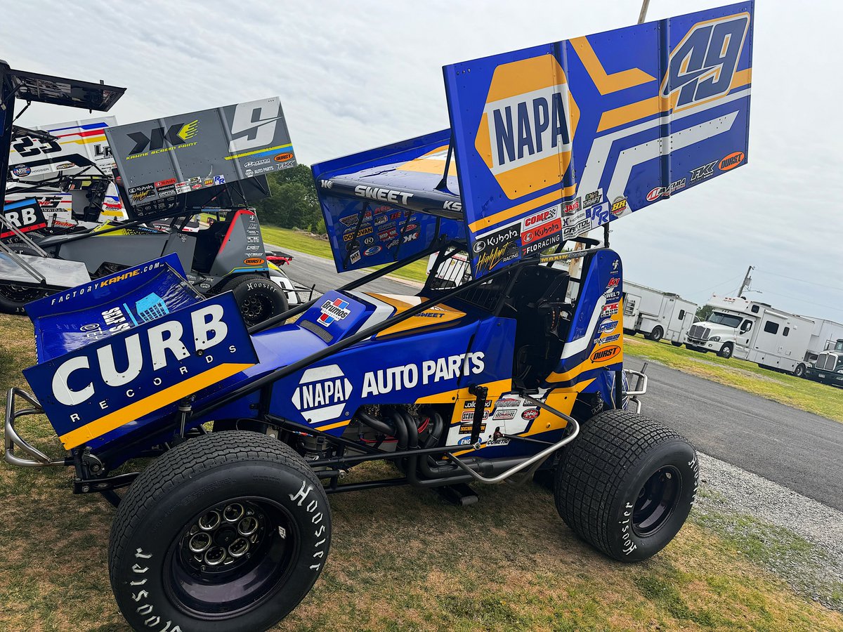 After five consecutive new-to-him venues, @BradSweetRacing finally returns to familiarity tonight. He’ll go for a weekend sweep with @Kubota_USA High Limit Racing at @SalinaHighbank1 — where he beat the @WorldofOutlaws in 2018. 📺 𝟲:𝟭𝟱 𝗖𝗧 — FloRacing.com/HighLimit