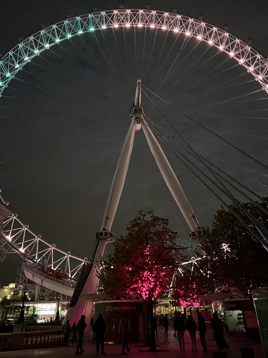 Lovely seeing @TheLondonEye lit up for Eid with the waxing and waning crescent moon and highlighted with green accents. Beautiful close to Eid celebrations. Happy Eid to one and all. Enjoy the moonlight and sparkles.