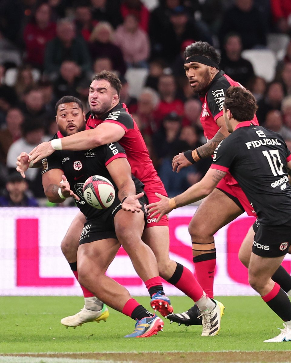 #TOP14 #RCTST - J21 Quand match de gala rime avec combat ⚔️ Le @RCTofficiel et le @StadeToulousain se livrent un duel sans merci sur la pelouse de l'@orangevelodrome 💥 -- Le match en direct : top14.lnr.fr/feuille-de-mat…👈