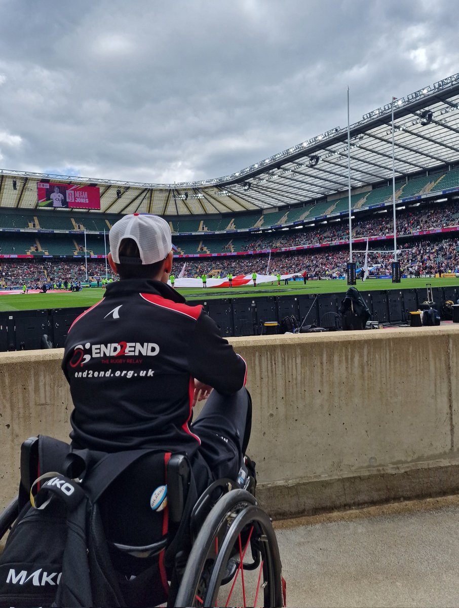 Ready to watch today's game between @EnglandRugby 🌹 & @IrishRugby at #Twickenham. The home of British rugby 🏉