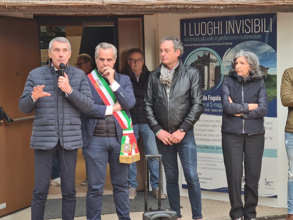 AntonioDePoli's tweet photo. Questa sera a #Codevigo, dove in concomitanza con l'inizio della tradizionale Festa dell'Asparago di Conche arrivata alla 34a edizione, si è celebrata la riapertura al pubblico del sito dei #Casoni della #Fogolana di Valle Mille Campi, tipiche costruzioni che un tempo ospitavano le famiglie contadine. Uno dei luoghi più belli e connotativi del territorio della #Saccisica, che ospiterà all'intero del Casone principale un'espsozione temporanea multimediale dal titolo: I luoghi invisibili. Si tratta di una delle più belle zone del nostro territorio, patrimonio #UNESCO e unico sbocco in laguna della Provincia di #Padova