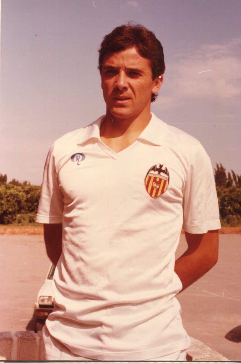 valenciacf's tweet photo. Hoy es el cumpleaños de nuestro exjugador Salvador Ribes

🦇 4 temporadas en el @valenciacf
⚽ 142 partidos

¡Felicidades! 🎂

#ADNVCF https://t.co/WcZ6WUjpbP