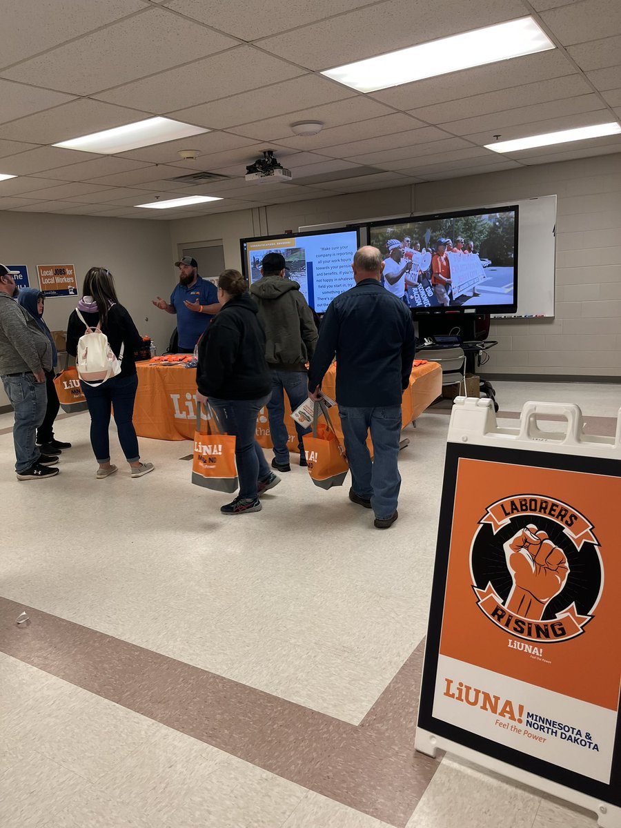 Fun morning talking to @LIUNAMinnesota members about volunteer opportunities at our health & benefits fair. 2000+ through the doors. We’re growing because members work hard to elect pro-union candidates & turnout to support job creating infrastructure projects. #laborersrising