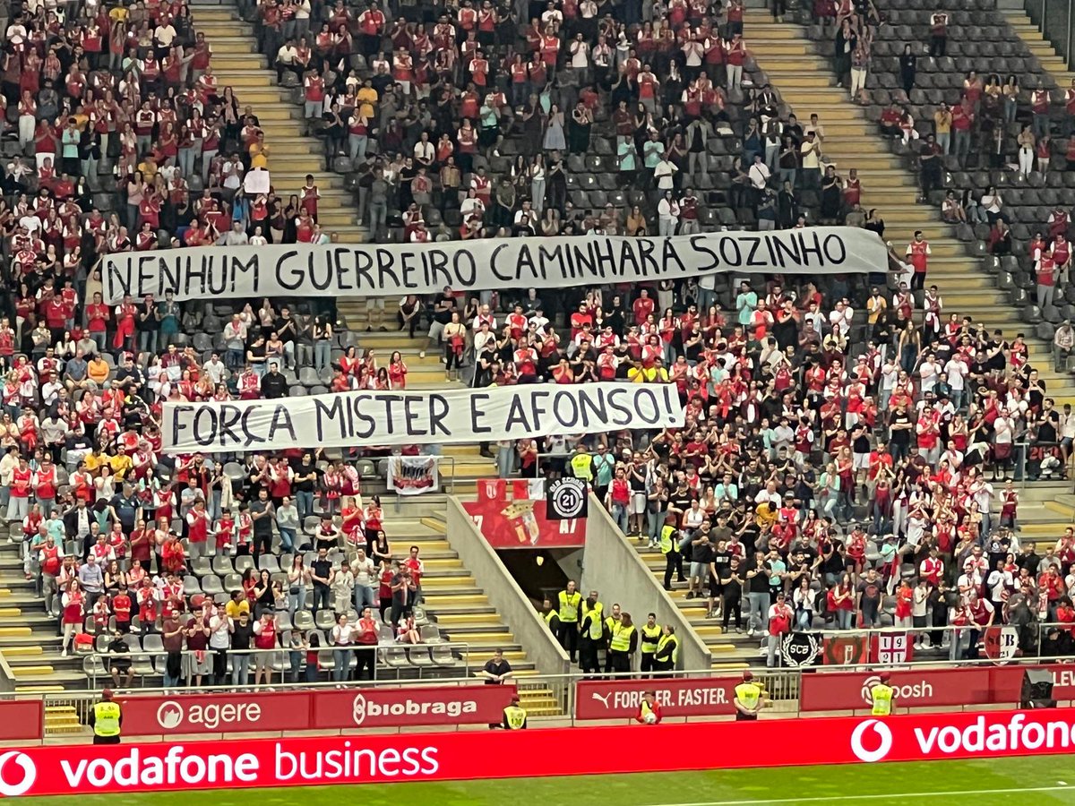 ↪️ Ao minuto 2️⃣3️⃣ do SC Braga vs FC Vizela foi exibida uma tarja e todo o público se levantou e aplaudiu em tom de homenagem 👏 'Nenhum Gverreiro caminhará sozinho, força Mister e Afonso!' ❤️