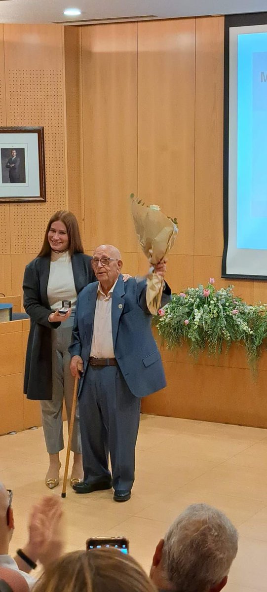 📗 Las Justas Poéticas 2024 de Laguna de Duero ya tienen ganadores. 

🏅 La diputada @Yolanda_Burgoa entrega la mención especial a Manuel Merino, vecino de 96 años, tras toda una vida escribiendo poesía. 

La Diputación de Valladolid apoyando la cultura.