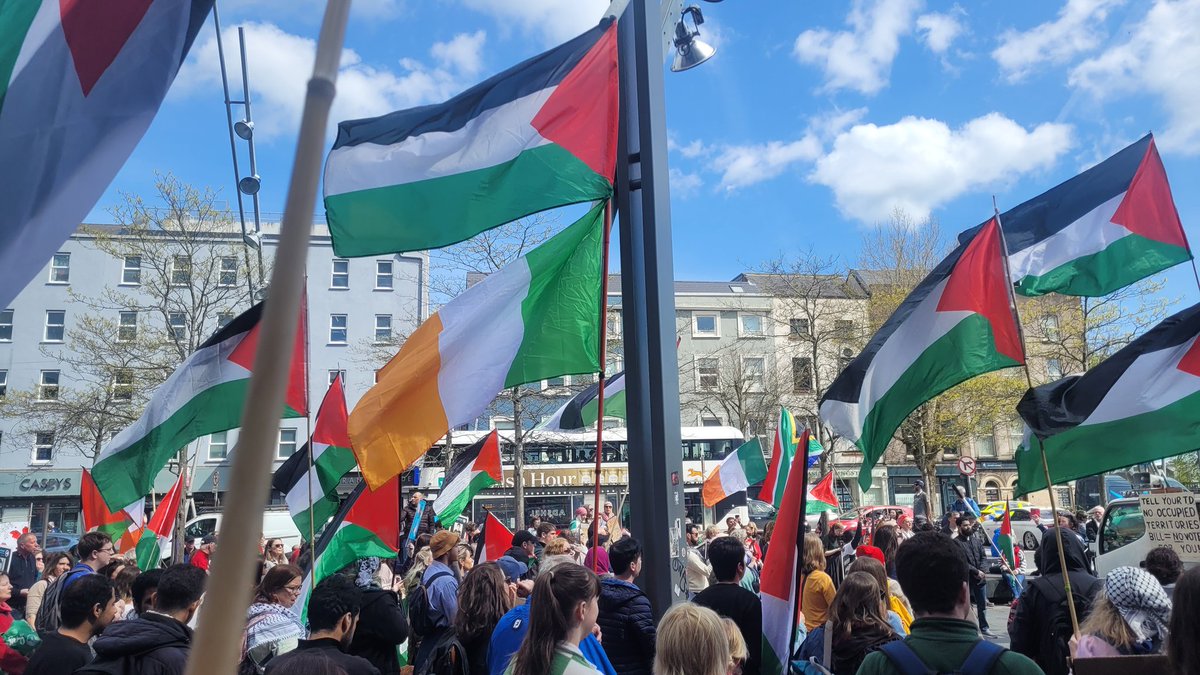 Despite many travelling to Dublin for the national rally in support of Palestine; over a 1000 Corkonians turned out for week 28 @CampaignCork to listen to @TheNewReview2 and @frances_black and continue our Solidarity with people of Palestine. #CeasefireNOW #Fightforourhumanity