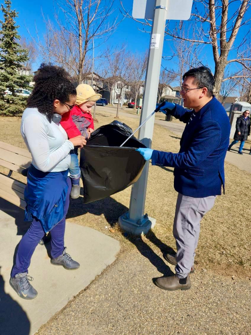 Thank you to the incredible group of #yegsw volunteers & the @GCLyeg   leading this morning’s Glastonbury Spring Clean-up!  Every day – and moment – you dedicate truly matters to members of this community. 

#NVW2024 #yeg #EveryMomentMatters