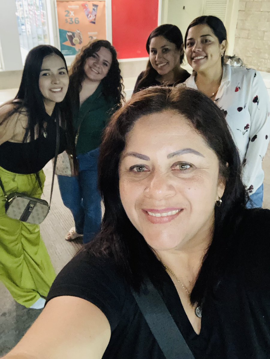RiveGmezLu's tweet photo. Ayer la tía manejando mas de 3 horas para que las sobrinas disfrutaran las micheladas!!! https://t.co/PPmWmaTwby