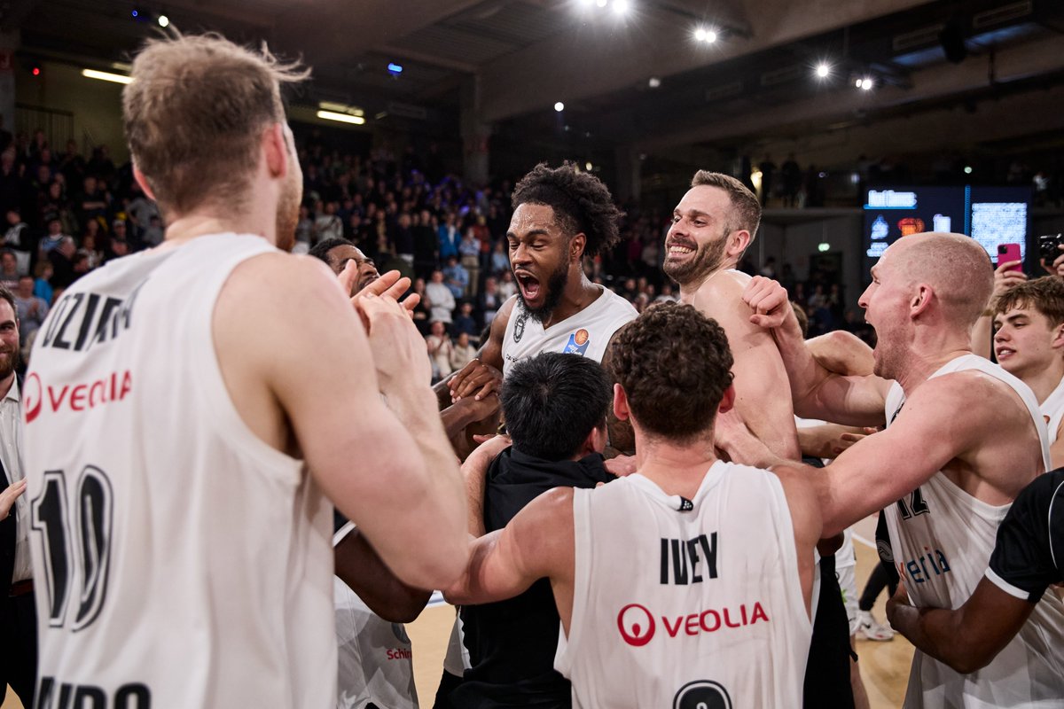 hamburgtowers's tweet photo. Wir sichern uns dank des 89:84-Sieges gegen die @MHP_RIESEN einen #BigPoint im Rennen um die Play-In-Plätze. 😍💪🏀
🔗 https://t.co/G36HOseCIi
#WoBo wird mit MVP-Sprechchören gefeiert, Will Christmas wird mit neuer BBL-Bestleistung (28) zum Topscorer. #VeoliaTowersHamburg https://t.co/S06zqIPEFs