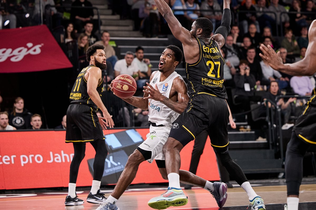 hamburgtowers's tweet photo. Wir sichern uns dank des 89:84-Sieges gegen die @MHP_RIESEN einen #BigPoint im Rennen um die Play-In-Plätze. 😍💪🏀
🔗 https://t.co/G36HOseCIi
#WoBo wird mit MVP-Sprechchören gefeiert, Will Christmas wird mit neuer BBL-Bestleistung (28) zum Topscorer. #VeoliaTowersHamburg https://t.co/S06zqIPEFs