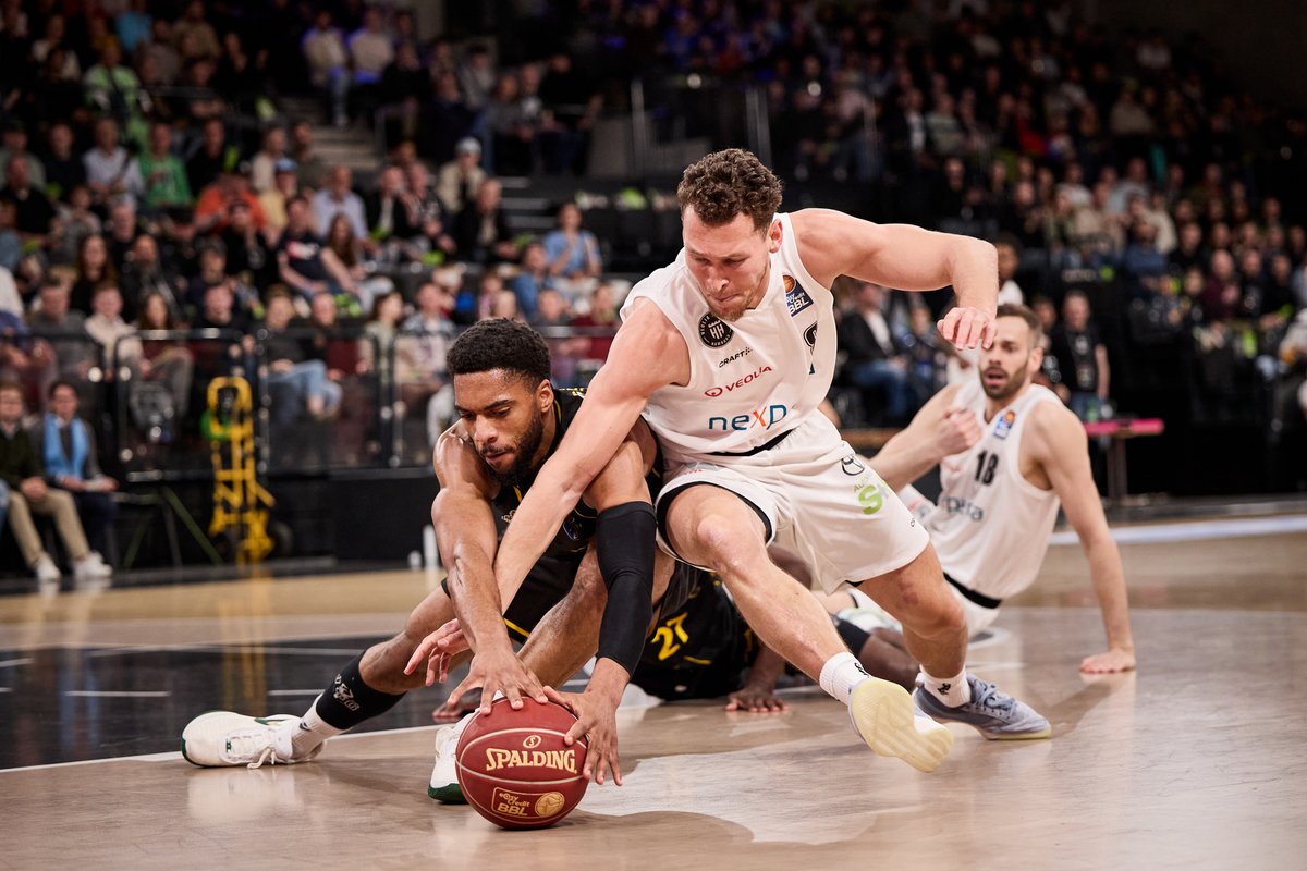 hamburgtowers's tweet photo. Wir sichern uns dank des 89:84-Sieges gegen die @MHP_RIESEN einen #BigPoint im Rennen um die Play-In-Plätze. 😍💪🏀
🔗 https://t.co/G36HOseCIi
#WoBo wird mit MVP-Sprechchören gefeiert, Will Christmas wird mit neuer BBL-Bestleistung (28) zum Topscorer. #VeoliaTowersHamburg https://t.co/S06zqIPEFs