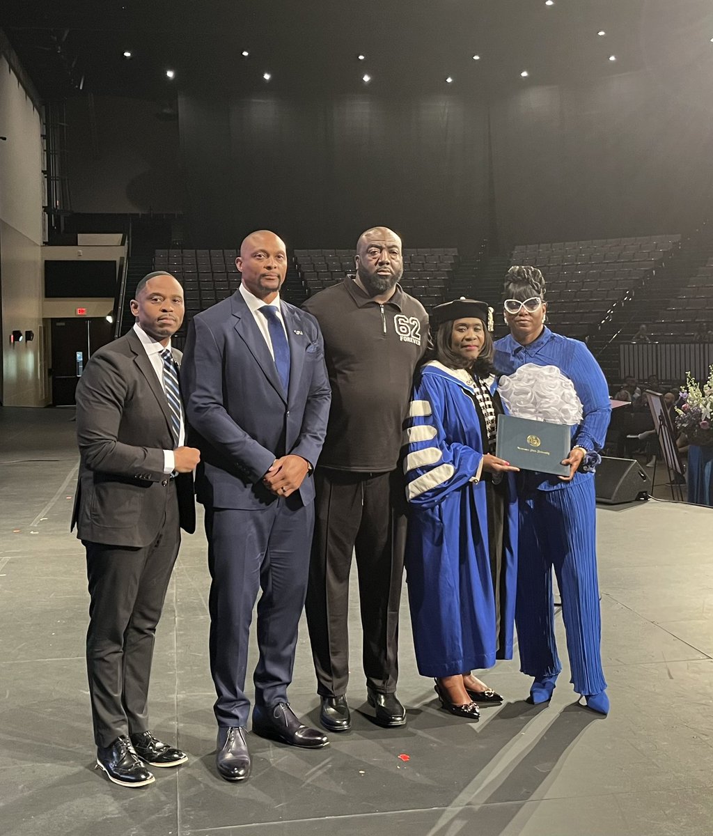 TSU President @gloverpres presented the parents of Chazan Page his undergrad degree and proclamation during a memorial service celebrating his life. Parents Rico and Lawanda Page were joined by Head Football Coach @EddieGeorge2727 & AD @mikkiallen for the presentation. #Tiger