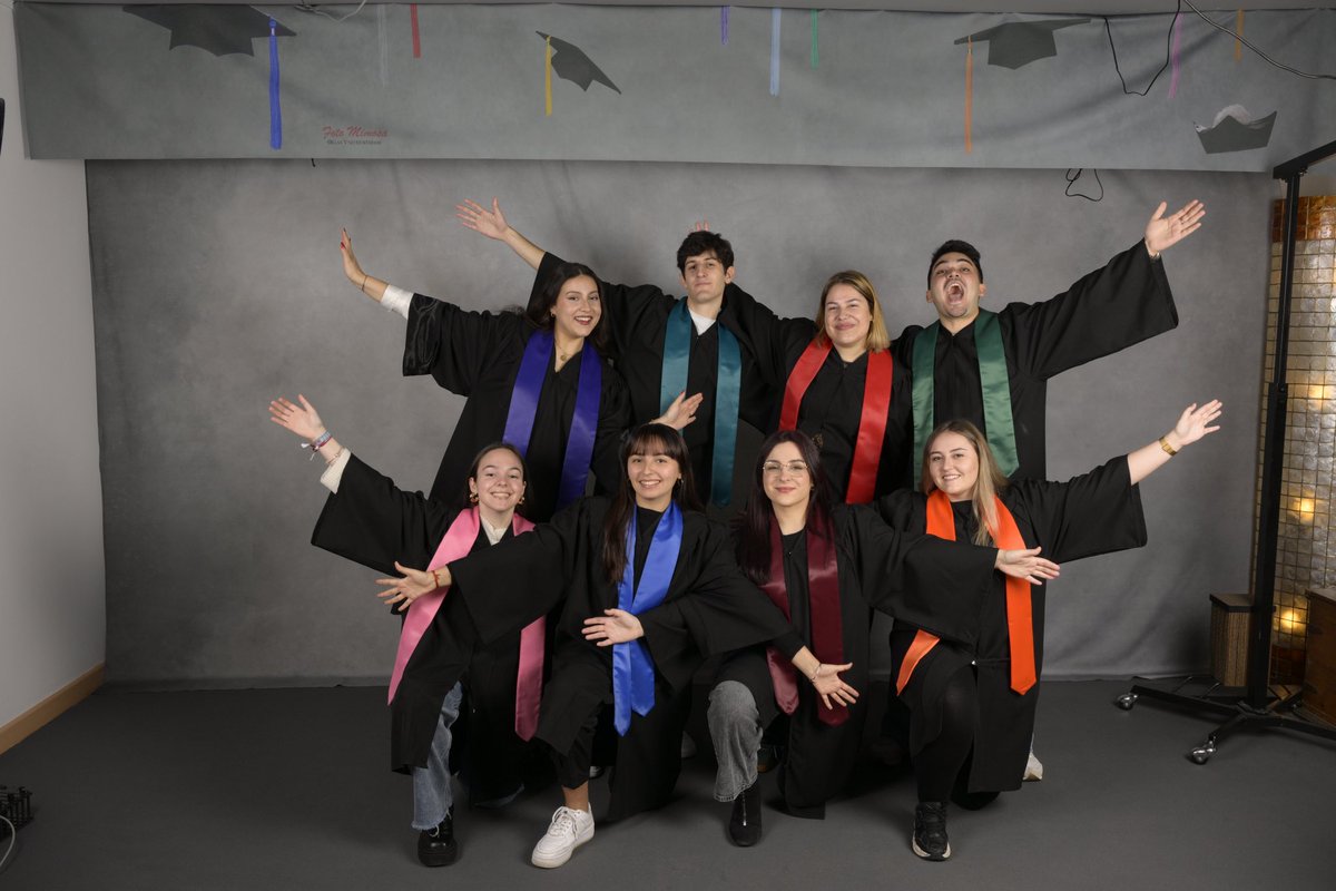noeliaamf's tweet photo. Hemos pasado por la Universidad, pero podemos decir que ella también ha pasado por nosotros. Siempre agradecida de quienes me han acompañado estos cuatro años 🐸❤️ https://t.co/8reWueFAuQ