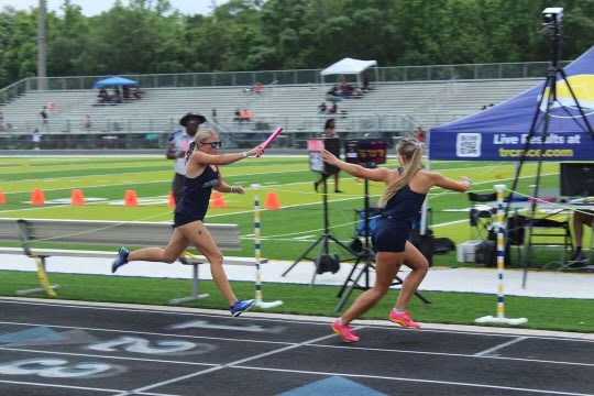 MyaVaira's tweet photo. Had so much fun at our last regular meet of the season! Ran a PR in the 1600 (5:49) and also in the regular 800 (2:32) Looking forward to competing at districts next week and working to improve my times! #trackseason #dualsportathlete https://t.co/VzGC2IQAUF