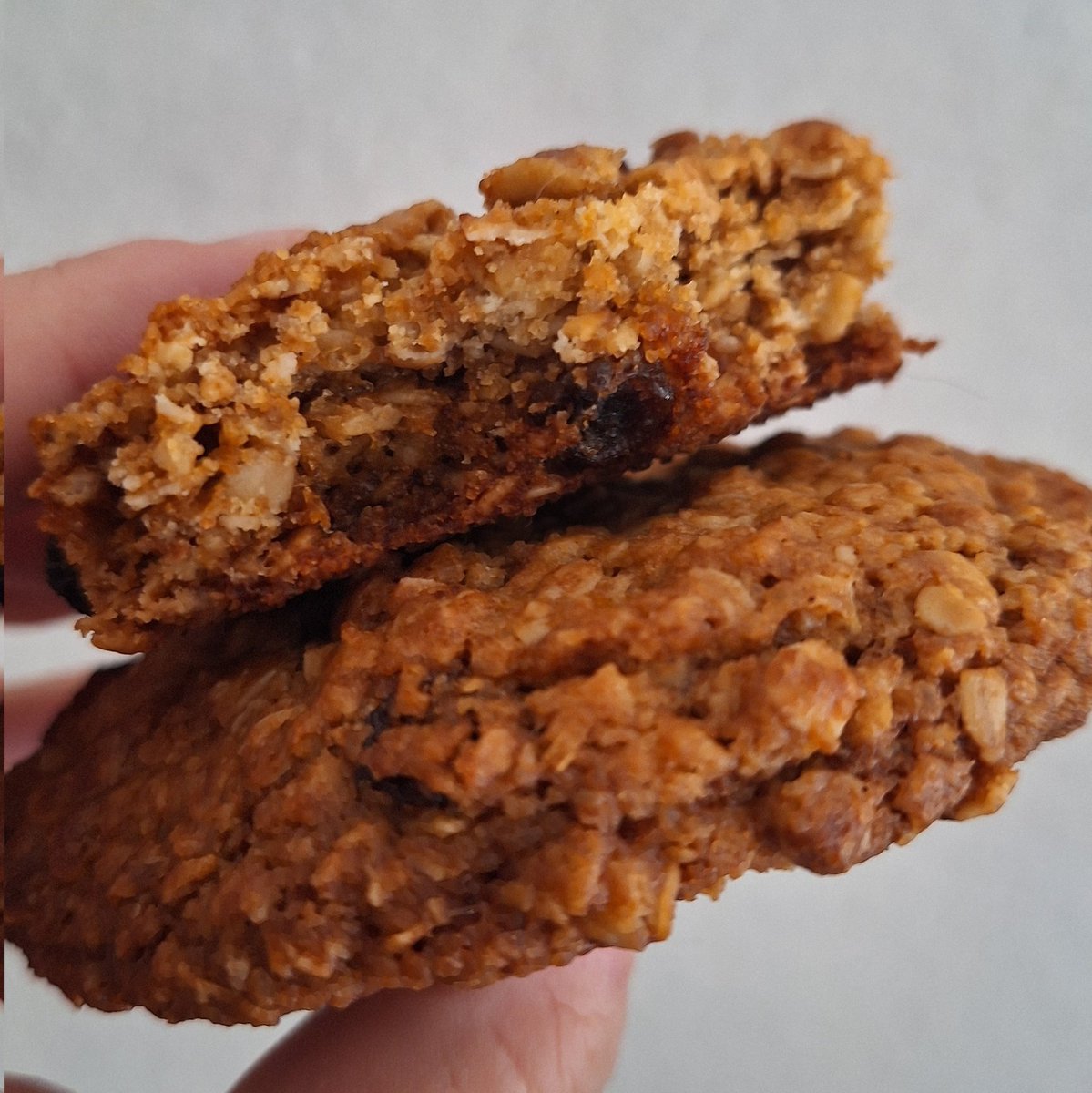 Yo no quiero agrandarme pero hago las galletas de avena más ricas del condado. Es una receta 'One Bowl', no lleva frío la masa y no quedan duras. Ayer a la tarde hice 12 gigantes y está es todo lo que queda.