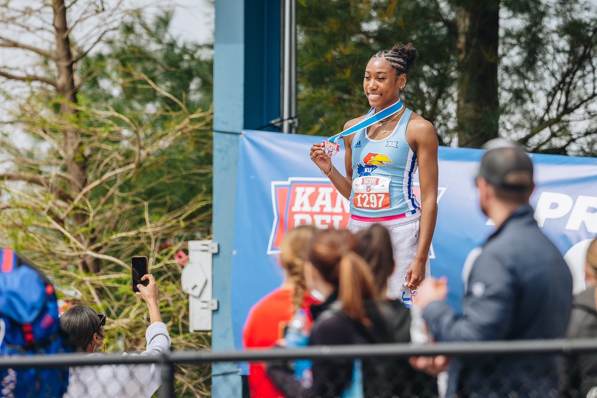 400m hurdle queen 🩵 Sidney Smith runs a 58.60 in the finals to take the top spot at the Relays #RockChalk