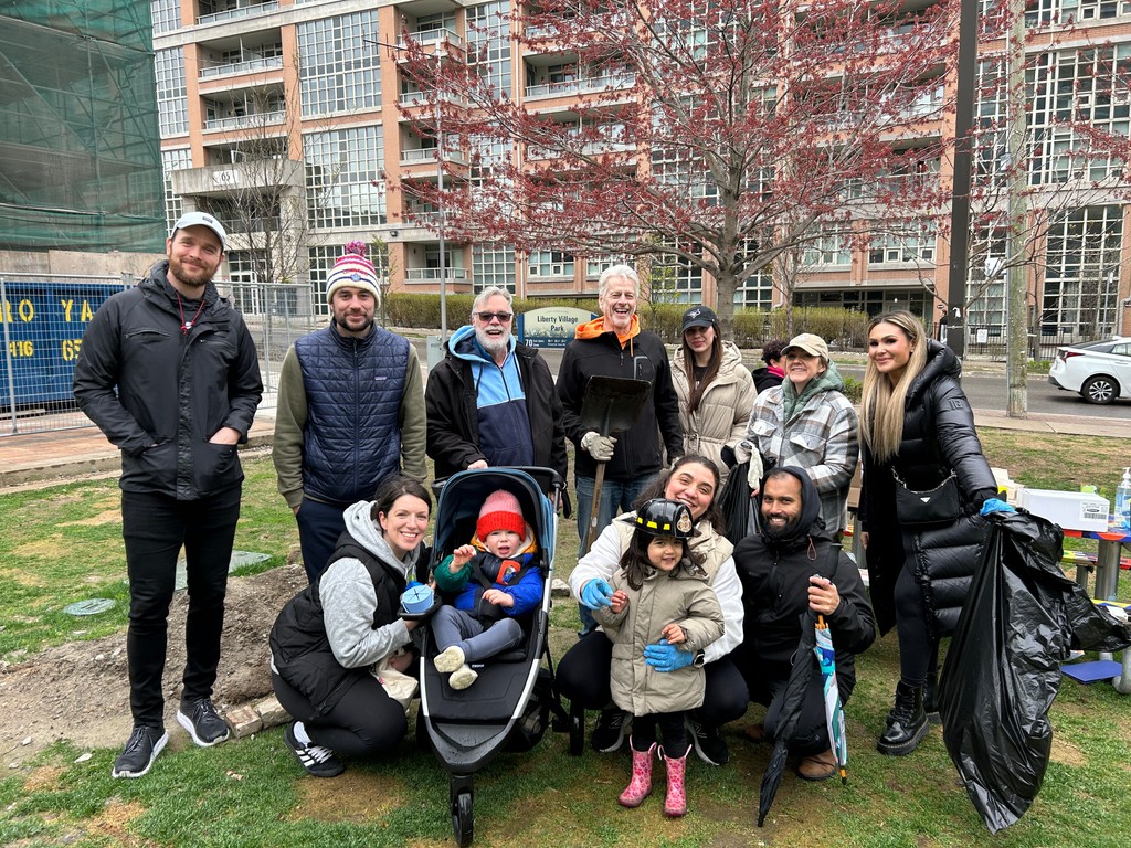 Incredible community cleanups around Spadina-Fort York today. Thank you to all organizers. Our community is cleaner because of you. 

@SLNASpeaks
@friendsofberczy
@libertyresident
@aGreenerFuture
@GDNAToronto

#earthday #spafy #torontonature