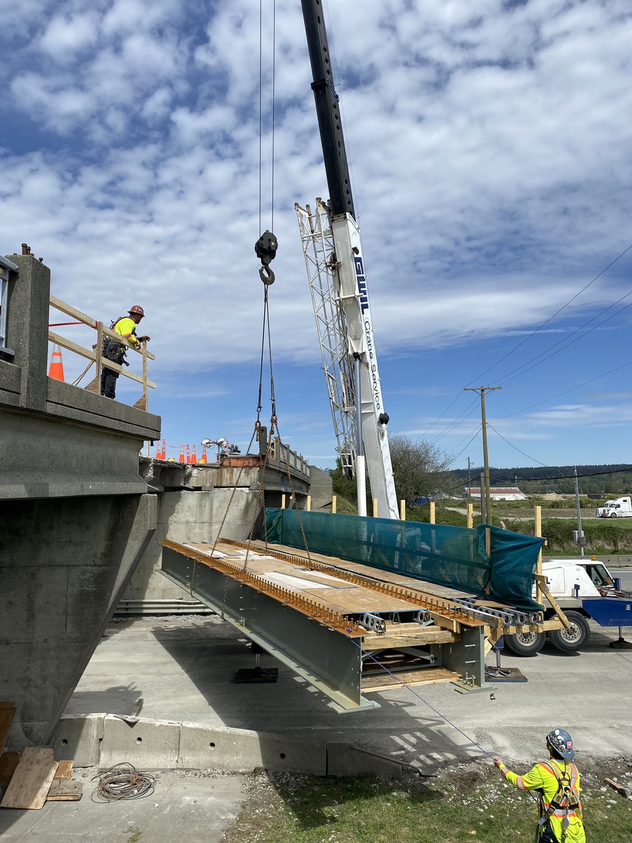 #BCHwy99 at 112th new girders are being flown into place. Crew is working hard to complete this critical infrastructure repair. 

Hwy 99 south bound backing up but moving steady. #SlowDownMoveOver and follow direction of signs and equipment 

@DriveBC_LM
@TranBC_LMD