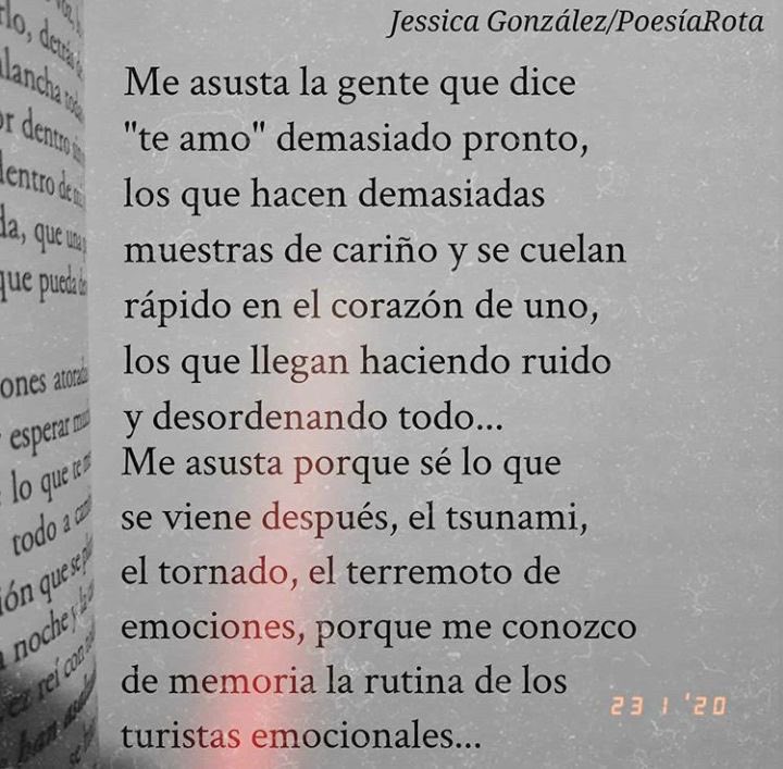 Me asusta 👀 “Me asusta la gente que dice {te amo} demasiado pronto, los que hacen demasiadas muestras de cariño…” Autor: Jessica González Libro: Poesía Rota #cementeriodelibros