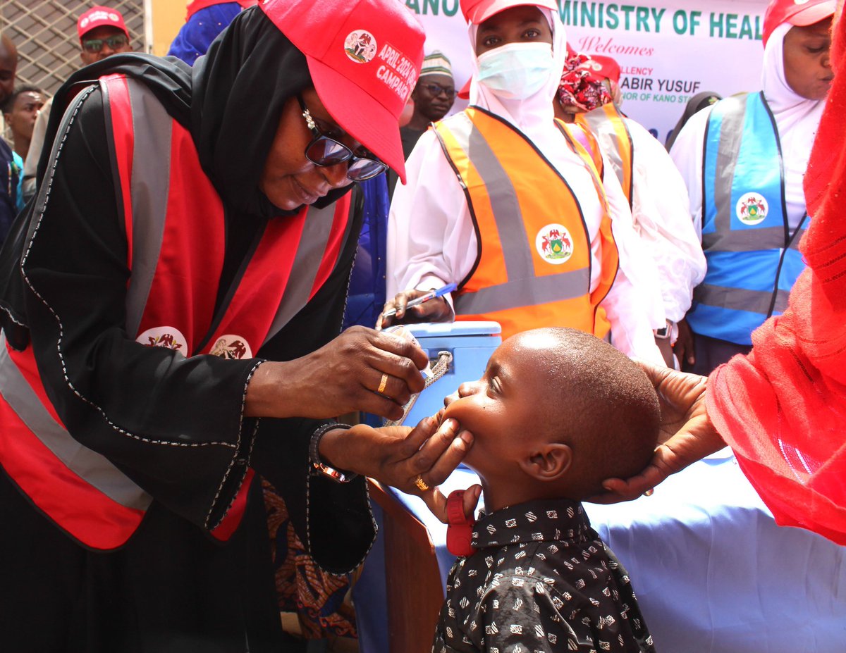 Kano State Govt, UNICEF, WHO and partners launch 4-day polio vaccination campaign in Northwest Nigeria! With funding from @gatesfoundation and @gavi, UNICEF supports Nigeria's Routine Immunization efforts to stop polio in its tracks! #VaccinatesWork