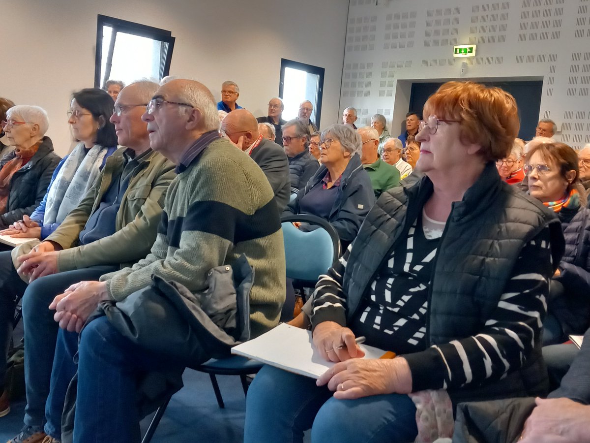Pmachet's tweet photo. Ma conférence sur la Généalogie 4.0 et l'Intelligence artificielle a fait salle comble devant un public breton captif ! Merci @genealogie29  pour l'invitation au Grand salon de Morlaix pour fêter les 40 ans du Centre Généalogique du Finistère #IA #généalogie #Archives https://t.co/fcfflDGm8T