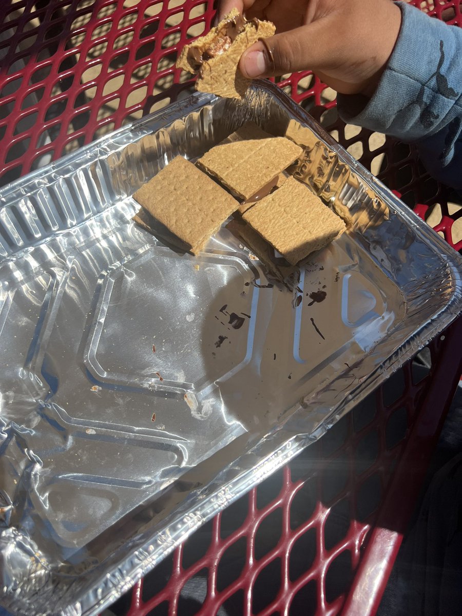 Today’s Saturday STEM Challenge, students got to make s’mores by creating a solar oven that uses the sunlight to generate heat! @MCAKodiaks @LCortezGUSD @zjgalvan @krisvasquez75 @AracelyZavala19 @GUSDEdServices