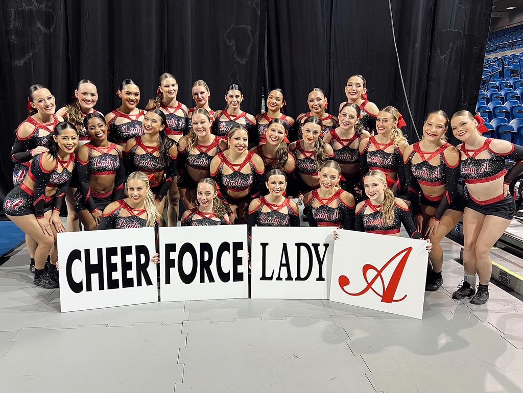 cf__ladya's tweet photo. Bows and arrows up, let the Hunger Games begin 🏹💋
•
•
•
#CheerForceFamILY🤟🏼 #OneNationUnderGreen #SladyA #HappyHungerGames #OKAY https://t.co/Y0LDjju8L5