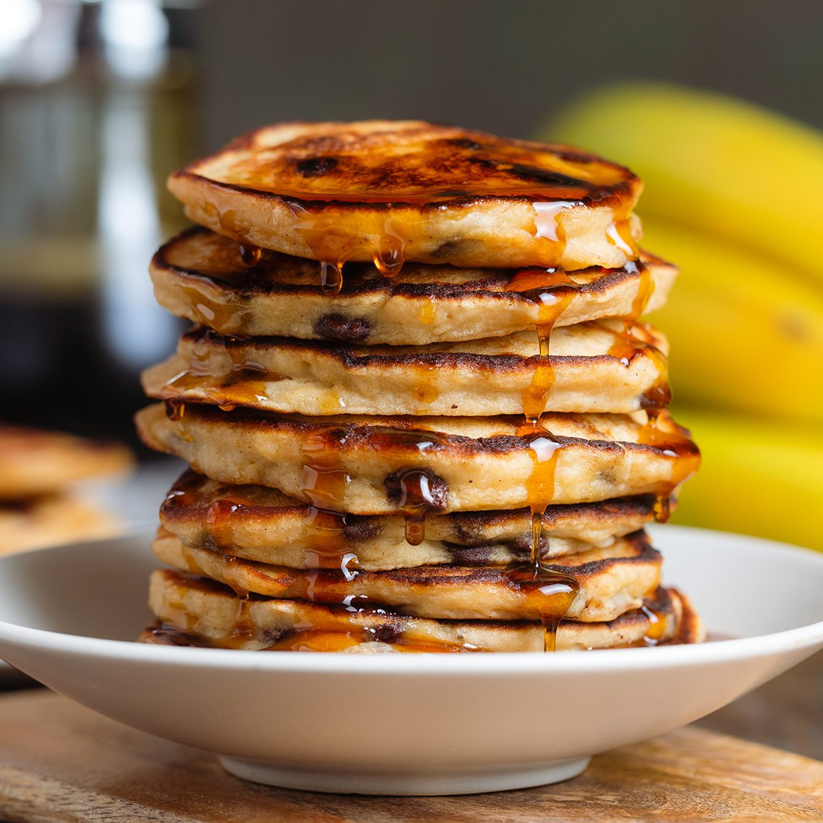 Light and fluffy banana chocolate chip pancakes. They're so easy to make, delicious, and freezer-friendly! If you love banana bread, you'll love these pancakes! #bananapancakes thehealthfulideas.com/banana-chocola…