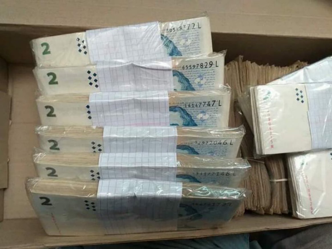 🇦🇷 An Argentinian man found his grandmother's savings 18 years after her death. See image. The bills you see aren't even in circulation today. In 2006 2 pesos were worth $0.64. Now, they are worth $0.0023, a minor fraction of a single penny. After a lifetime of so much effort,