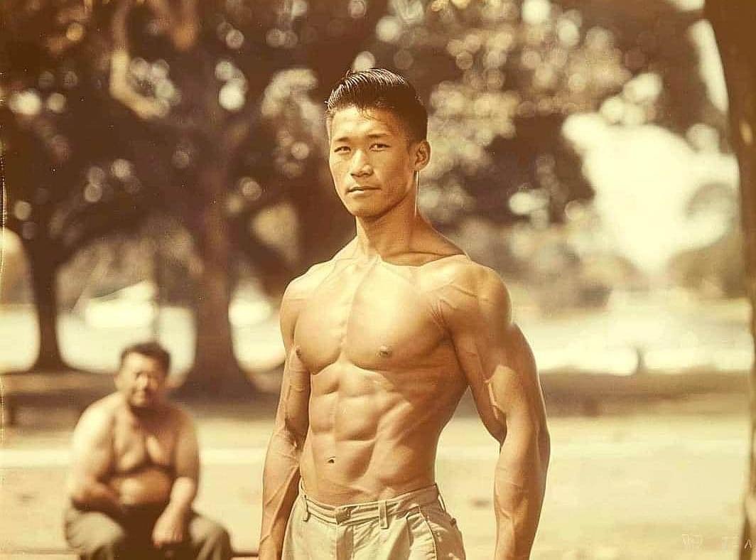 Esta foto fue tomada en 1946. Este tipo es Ken Shimizu. Tiene 35 años y es padre de 2 hijos. Shimizu no hace deporte, duerme 10 horas al día y come lo que quiere. Incluso bebe cerveza en vez de agua. 
¿Qué hace Shimizu para conseguir ese cuerpo?
Shimizu no tiene ningún secreto.