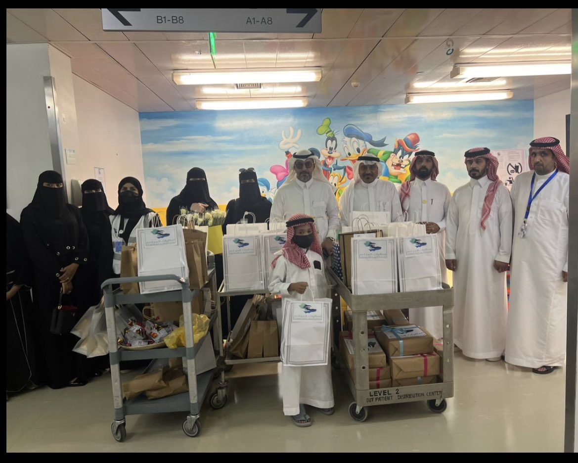 مشاركة إبني المتطوع الصغير / حمد مع فريق فعاليات المجتمع في معايدة مرضى مستشفى الملك خالد الجامعي لمشاركتهم فرحة العيد والاطمئنان عليهم وتقديم هدايا العيد لهم .
بارك الله فيكم وكثر الله من امثالكم