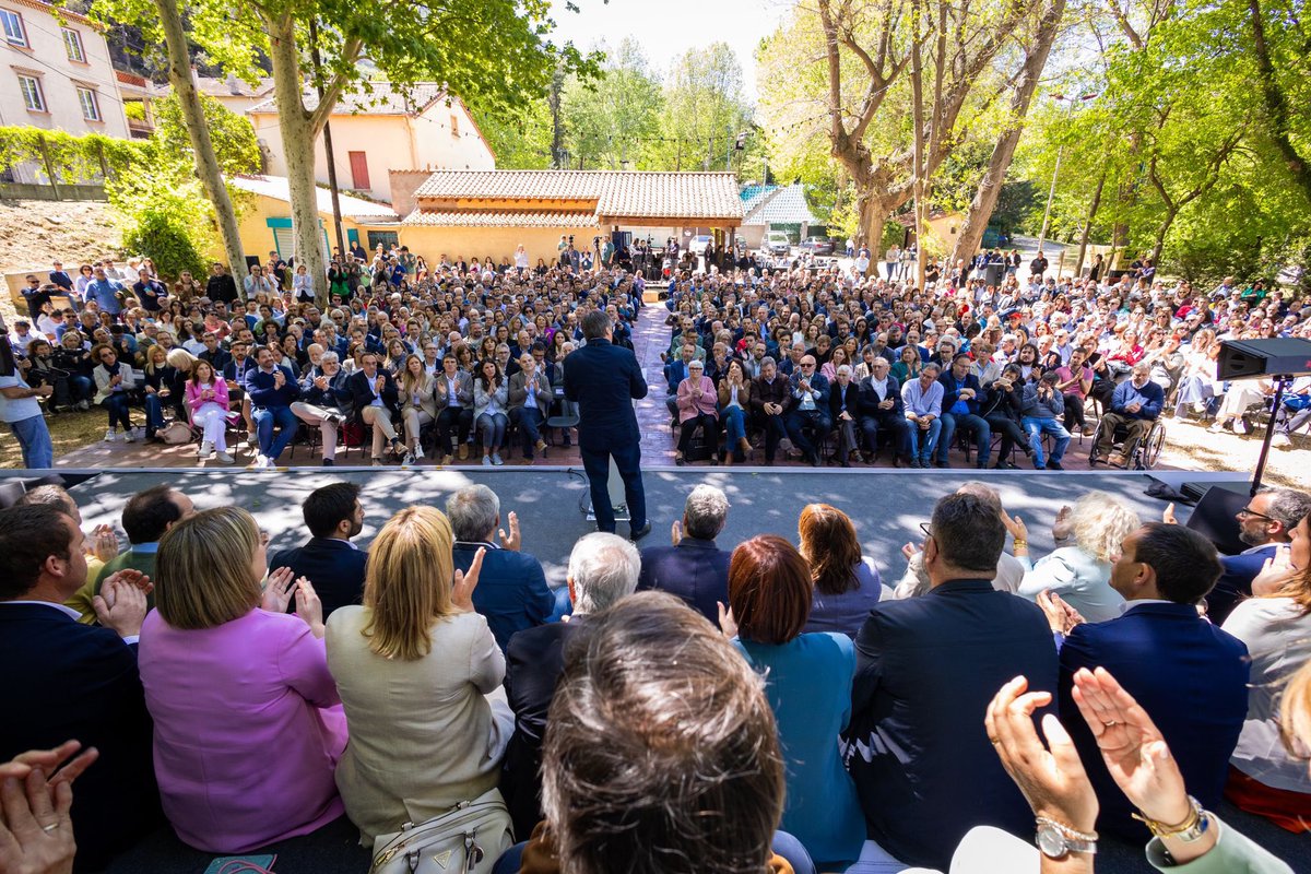 JuntsxEsplugues's tweet photo. 📸 Esplugues al costat del president Carles Puigdemont avui a l’Acte del món local a Els Banys i Palaldà.

#juntsxesplugues #espluguesdellobregat 
#PuigdemontPresident https://t.co/nZZEb30y2r