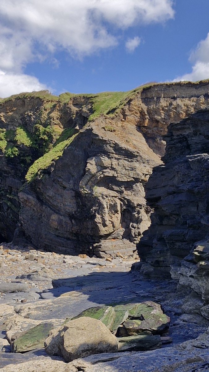 morgan_bugler's tweet image. First day for undergraduates on the Tenby field trip at Broad Haven. @JRawlingsVolc @OceanEarthUoS
